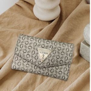 Cartera con patron Guess