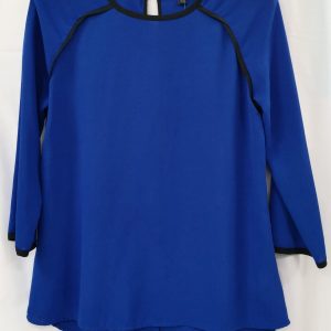 Blusa azul con lineas negras