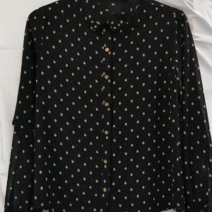 Blusa negra de mangas largas