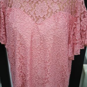 Blusa rosada con flores