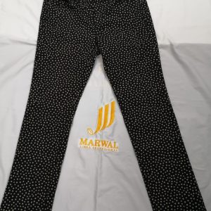 Pantalon negro con puntos blancos