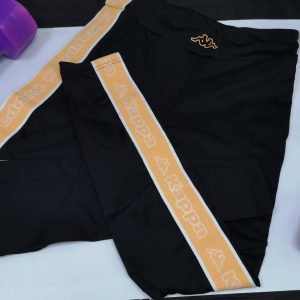 Pantalon negro y naranja