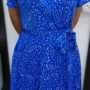 Vestido azul con puntos bancos