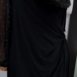 Vestido negro con mangas largas